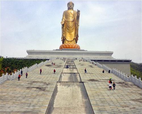 die Höhe des Frühlings-Buddha-Tempel
