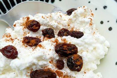 cottage cheese mass with raisins calories and harm