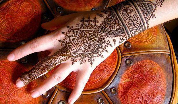 the henna patterns on the body