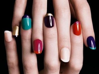 la combinación de los colores en las uñas