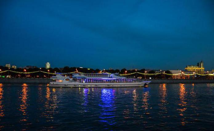 نزهة في قارب على نهر موسكو مع العشاء