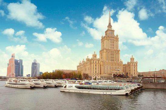 العشاء على متن القارب في نهر موسكو جدول