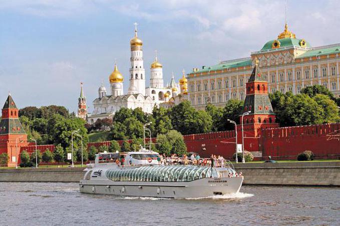ディナークルーズ船の中には、モスクワ川
