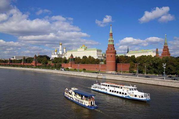 ディナー、ボート、モスクワ川にシャンパン