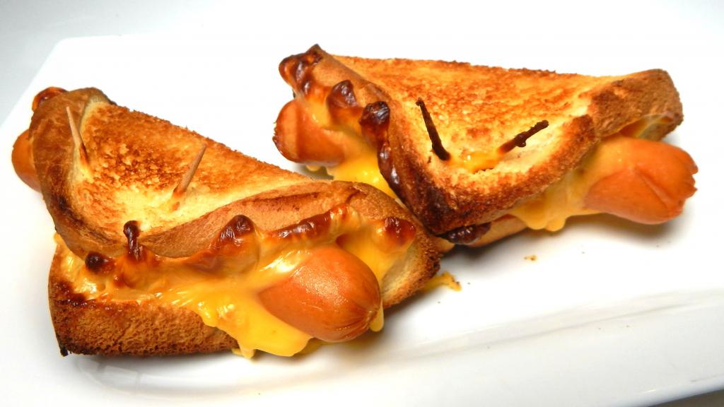 warme Sandwiches mit Käse in der Mikrowelle