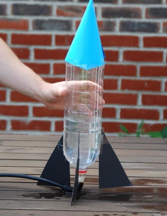 कैसे एक रॉकेट बनाने के लिए एक बोतल से