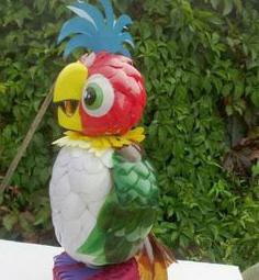 поделка papagaio a partir de garrafas plásticas