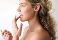 Las causas y el tratamiento de las grietas en las esquinas de los labios