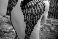隠れた象徴タトゥーの翼