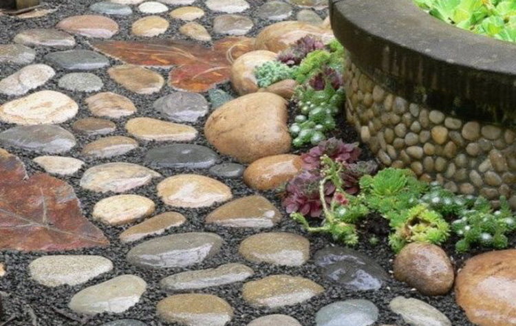 caminos de piedra en el jardín