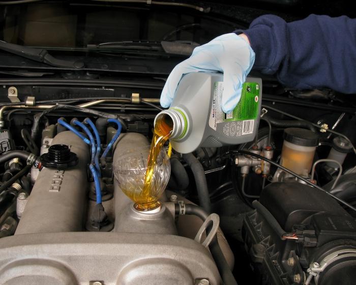 what kind of oil pouring into the engine