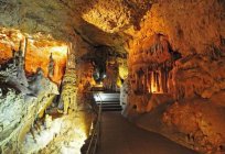 洞窟Emine-Bair-Khosarは、クリミアの概要、歴史、興味深い事実やレビュー