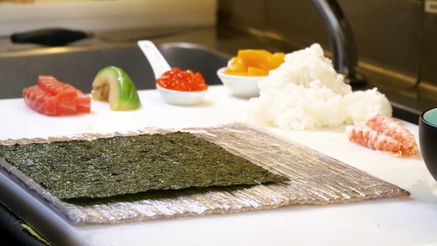 Cozinhar enrolar sushi: tapete de bambu e ingredientes