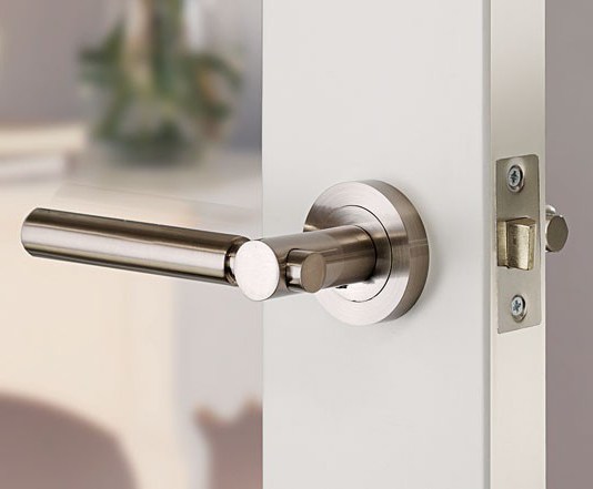 handle with magnetic latch for interior doors