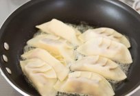 Como fritar batatas em uma panela com a cebola, cogumelos ou carne?