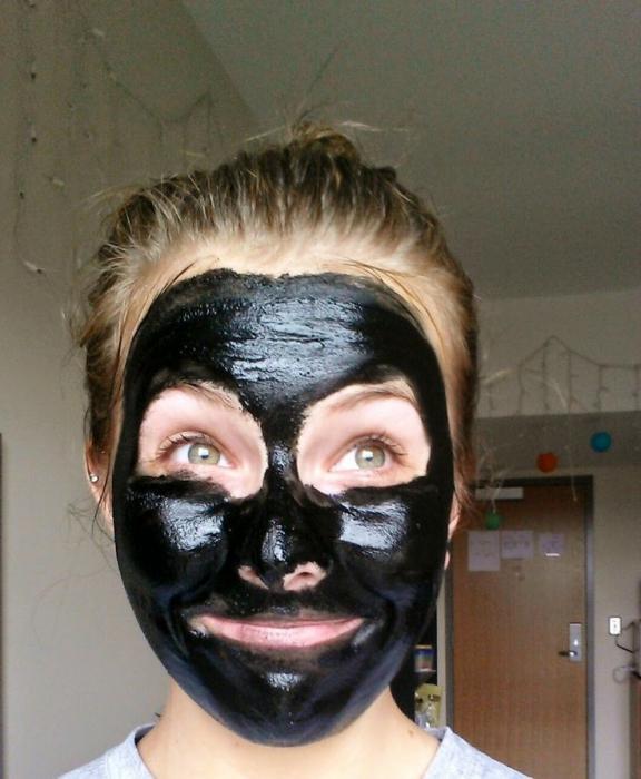 czarna maska w warunkach domowych