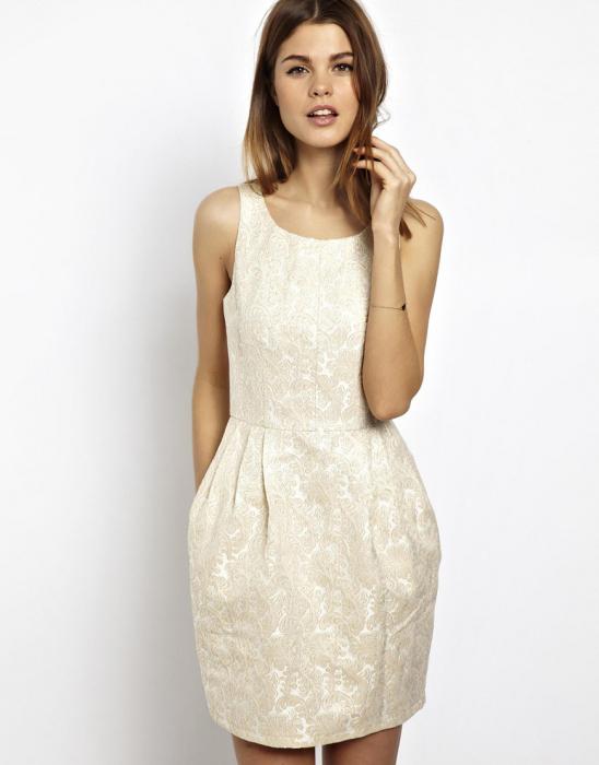 biała sukienka żakard