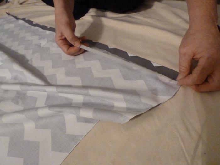 縫製のカーテンのベッドルーム