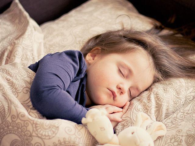 jak odzwyczaić dziecko zasypiać z piersią porady lekarza