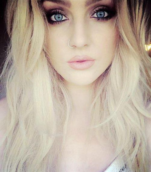 ein Mädchen mit blauen Augen und blonden Haaren