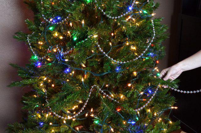 cuelgan en el árbol de navidad adornos