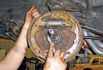 Wheel brake cylinder rear. Replace rear brake cylinder