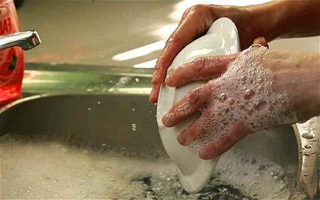 o líquido para louça suas mãos