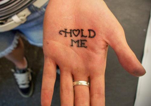 un tatuaje en la palma de la mano