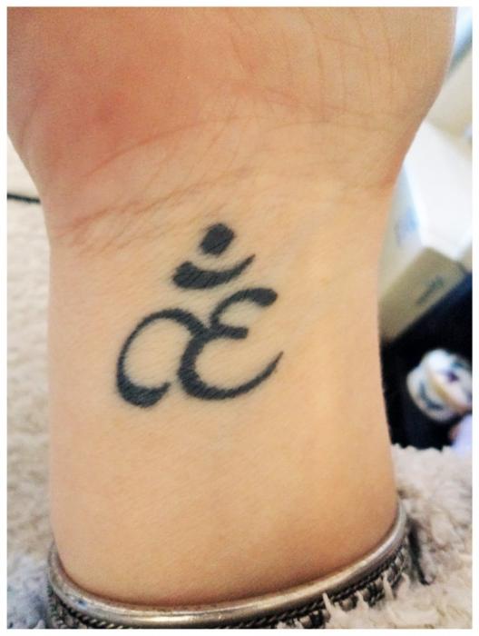 Tatuaż na dłoni napis