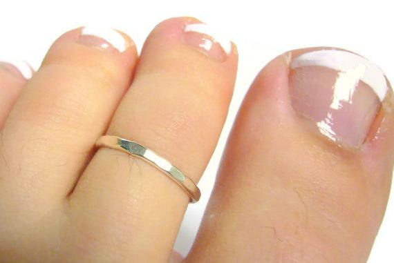 un anillo en el pie a dedo