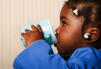 Як навчити дитину пити з чашки: поради та рекомендації. Посуд для дітей