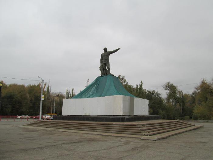 das Denkmal auf dem Platz der Dserschinski