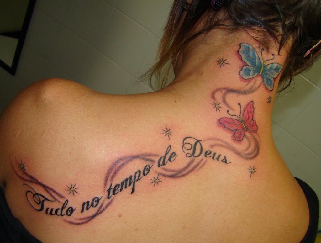 Tatuaż na plecach - napis