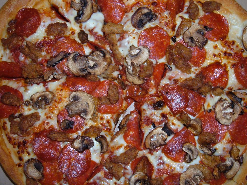 Pizza de cogumelos, salsicha e queijo