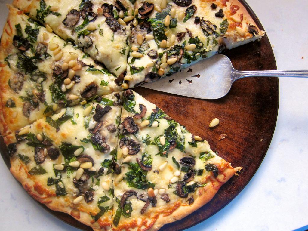 Pizza com cogumelos e espinafre