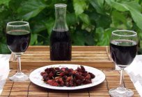 El vino de mora en el hogar: recetas de cocina, la composición y los clientes