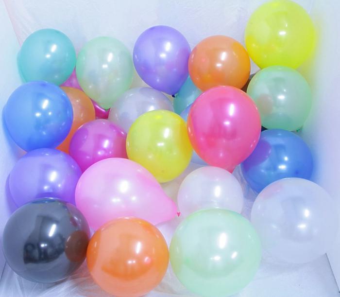 膨胀的氦气的气球
