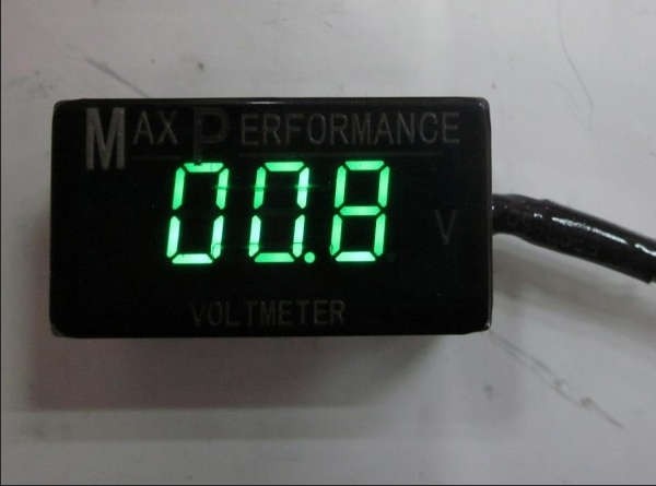 車のデジタル電圧計