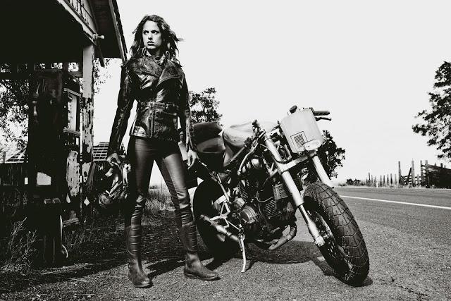 zdjęcia dziewczyna na motocyklu