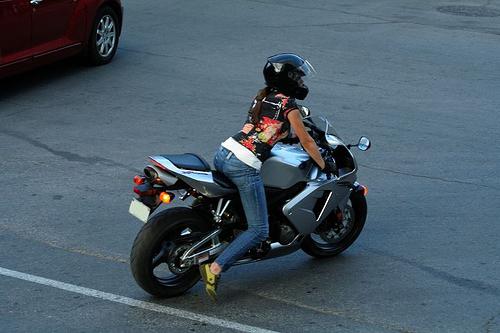 дівчина за кермом мотоцикла