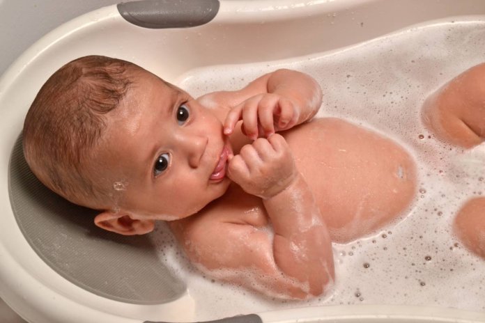 baño del bebé con tobogán