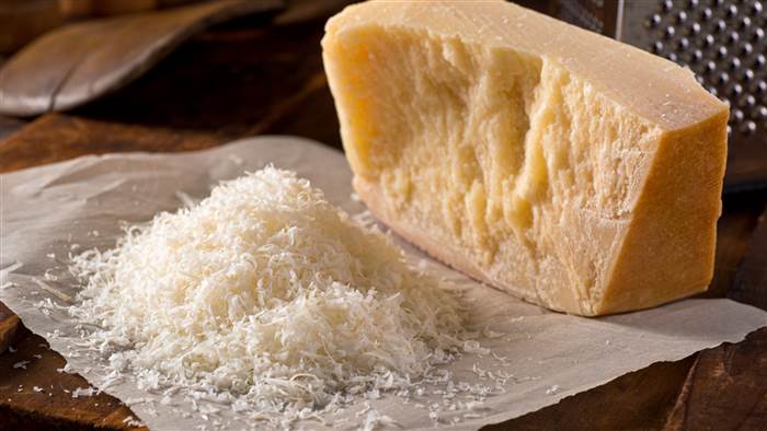 Натертый сыр пармезан