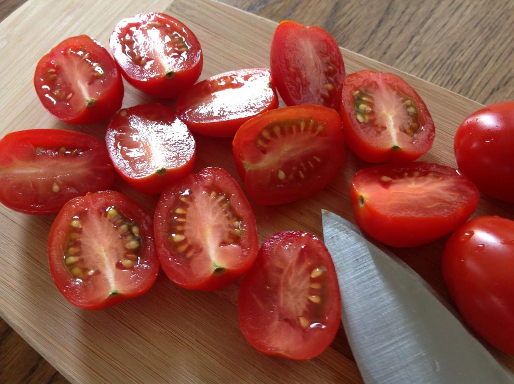 Doğranmış kiraz domates
