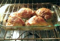 Pernas de frango com alho e maionese no forno cozido: rápidas e deliciosas receitas