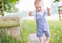 Коли дитина починає ходити самостійно - норми і особливості