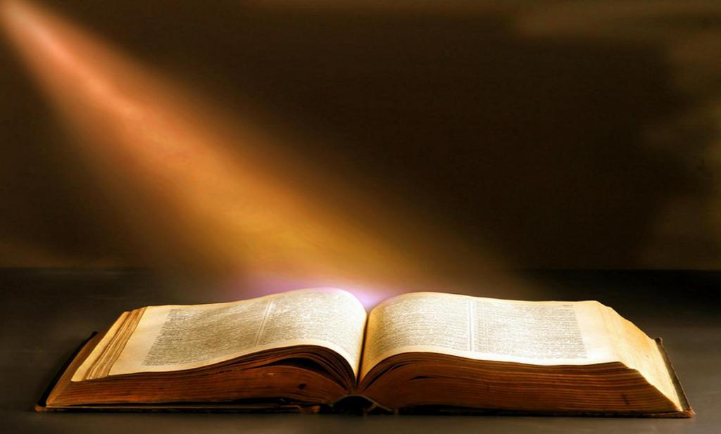 Licht fällt Auf die Bibel
