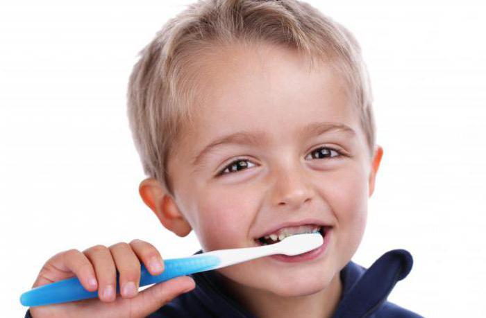 أطفال فرشاة الأسنان الكهربائية عن طريق الفم ب