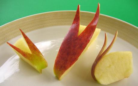 wie schön Apfel in Scheiben schneiden