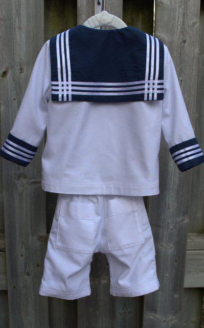 un traje para un niño de marinero asistente de clase