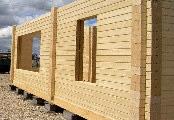 Casa de madeira em forma de